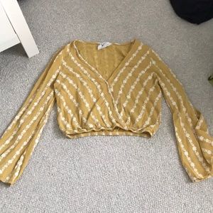 Yellow and white crop rolling sleeve